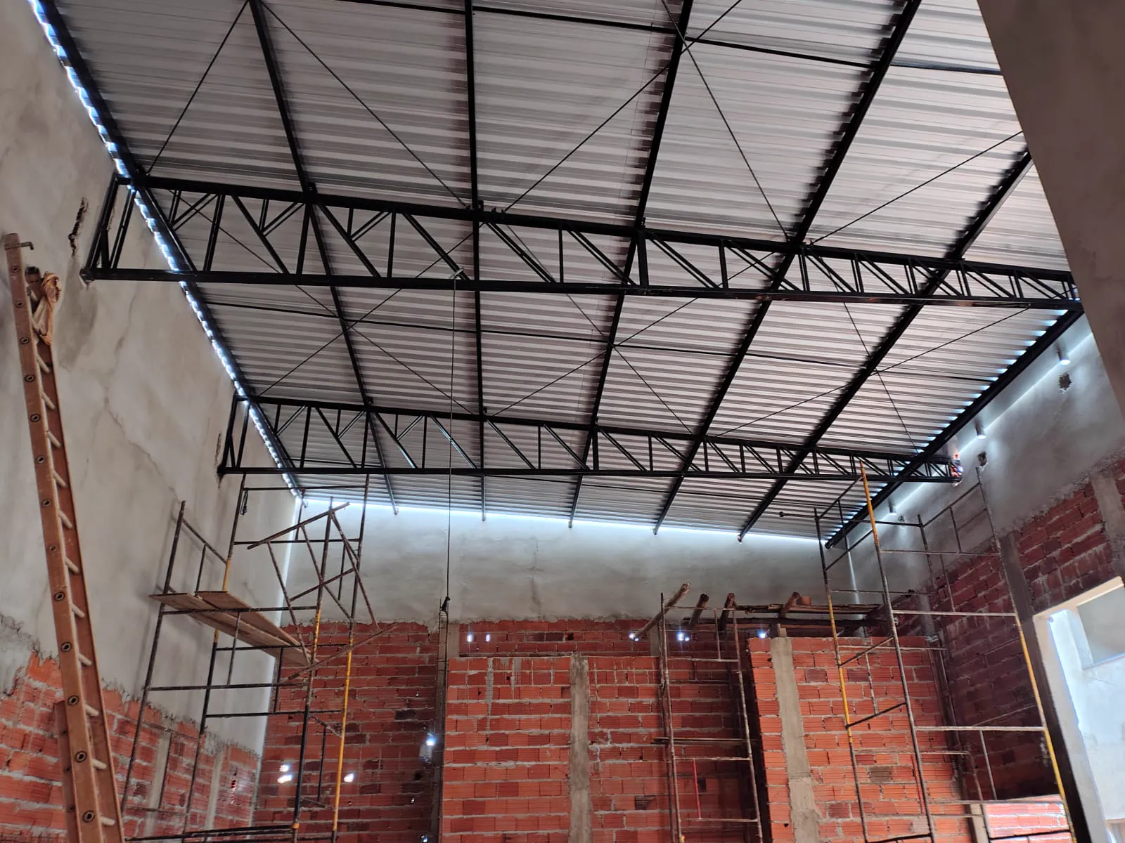 Cobertura metálica de galpão vista pelo interior