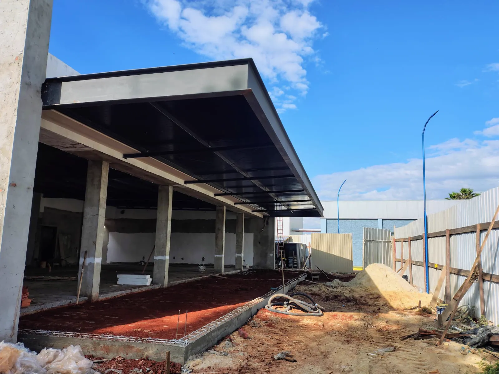 Cobertura metálica integrada à fachada de uma edificação