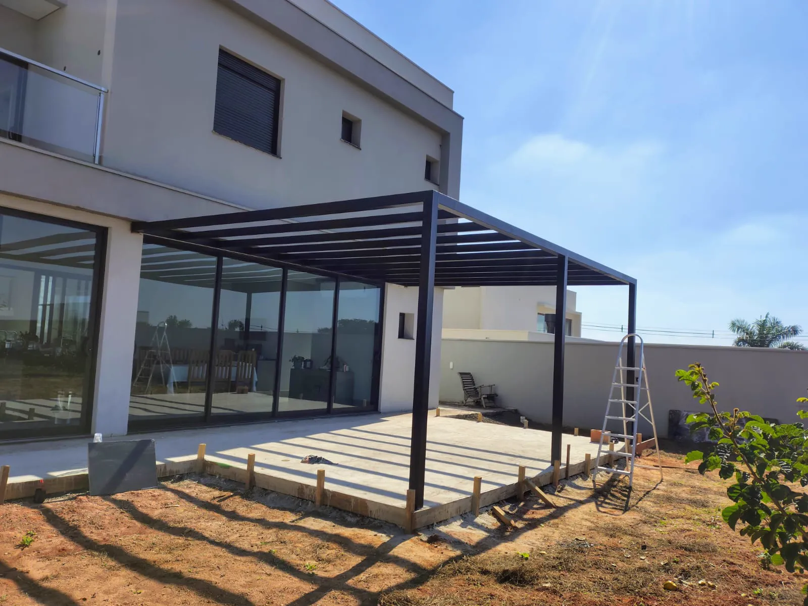 Estrutura de cobertura residencial em perfis metálicos