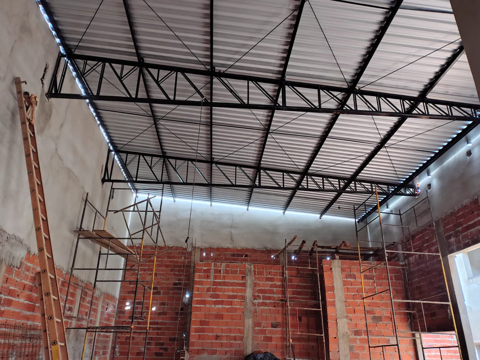 Cobertura instalada sobre tesouras metálicas