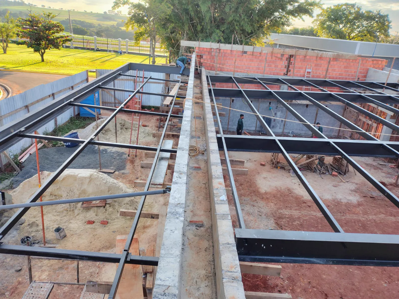 Estrutura metálica de cobertura durante a montagem