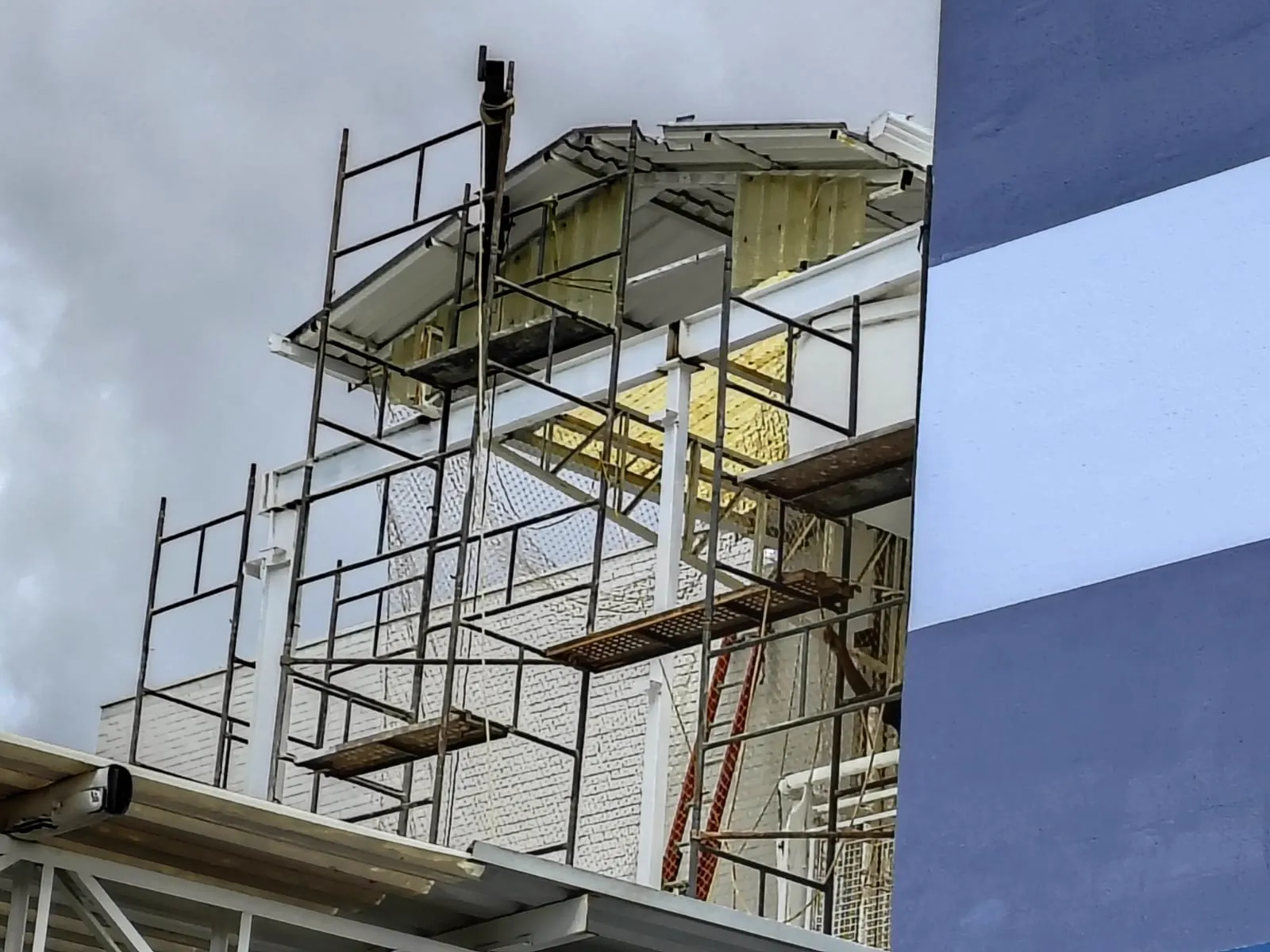 Estrutura metálica externa preparada para instalação de elevador