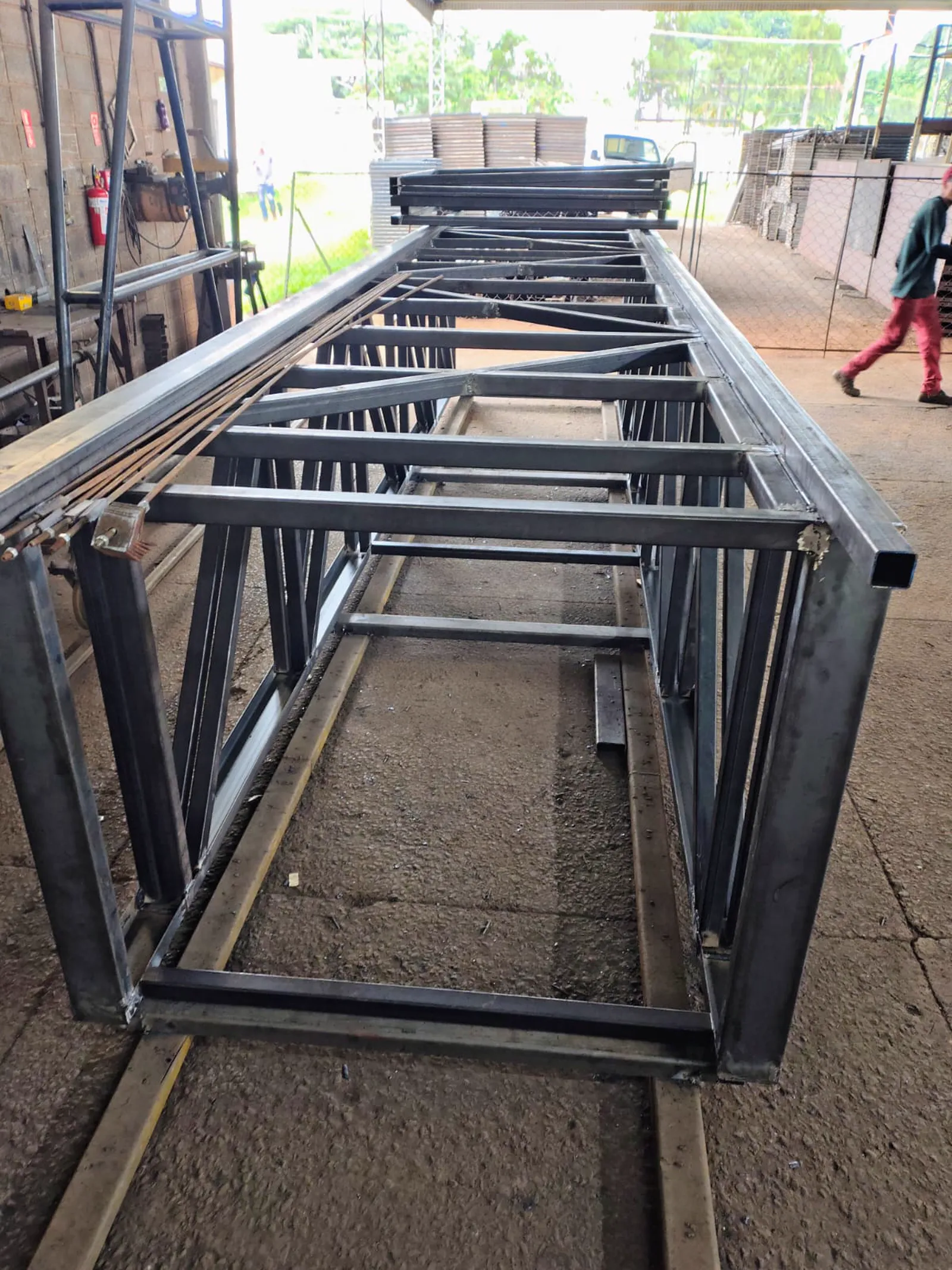 Estrutura metálica para elevador em fabricação