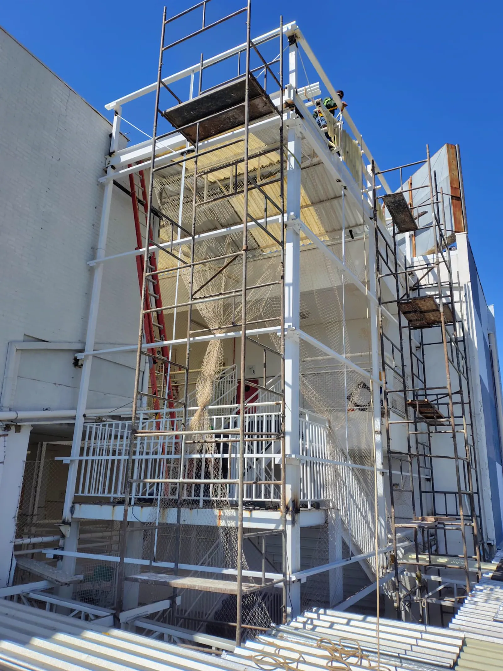 Instalação de estrutura metálica externa para elevador