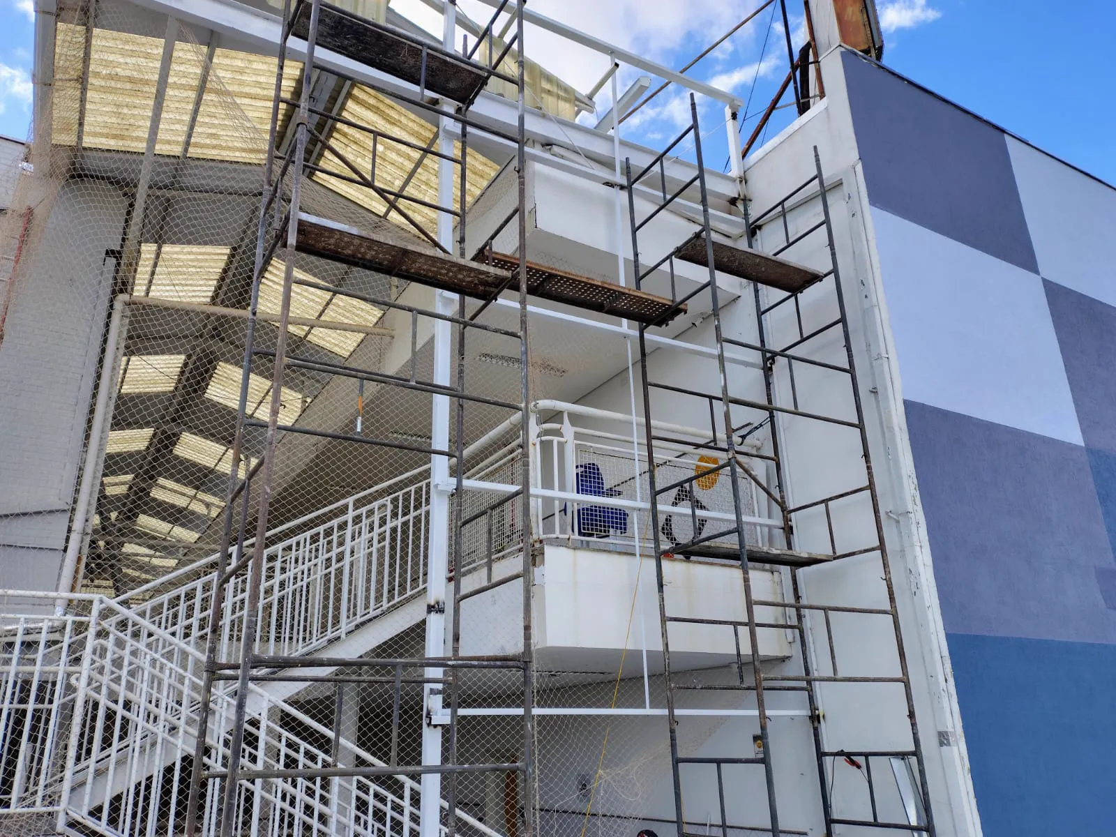 Estrutura metálica de elevador instalada na lateral de edificação