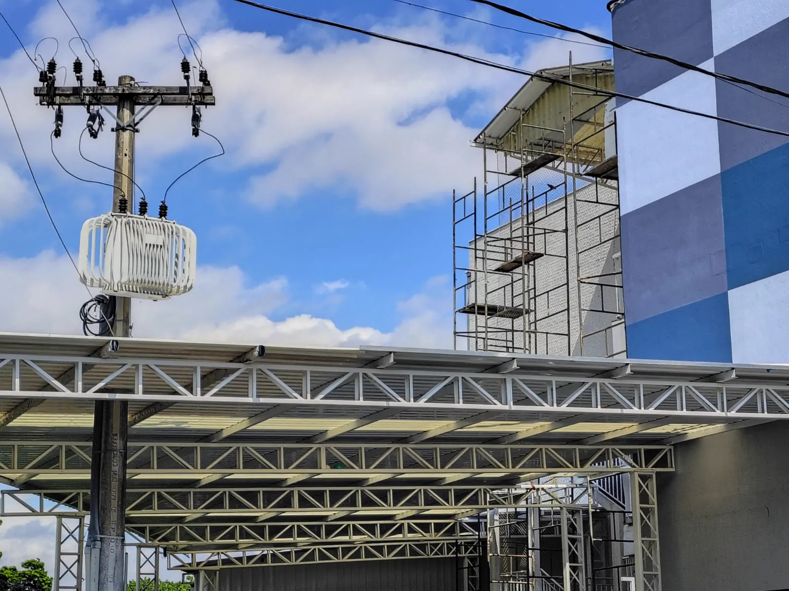 Estrutura metálica comercial conectada à edificação