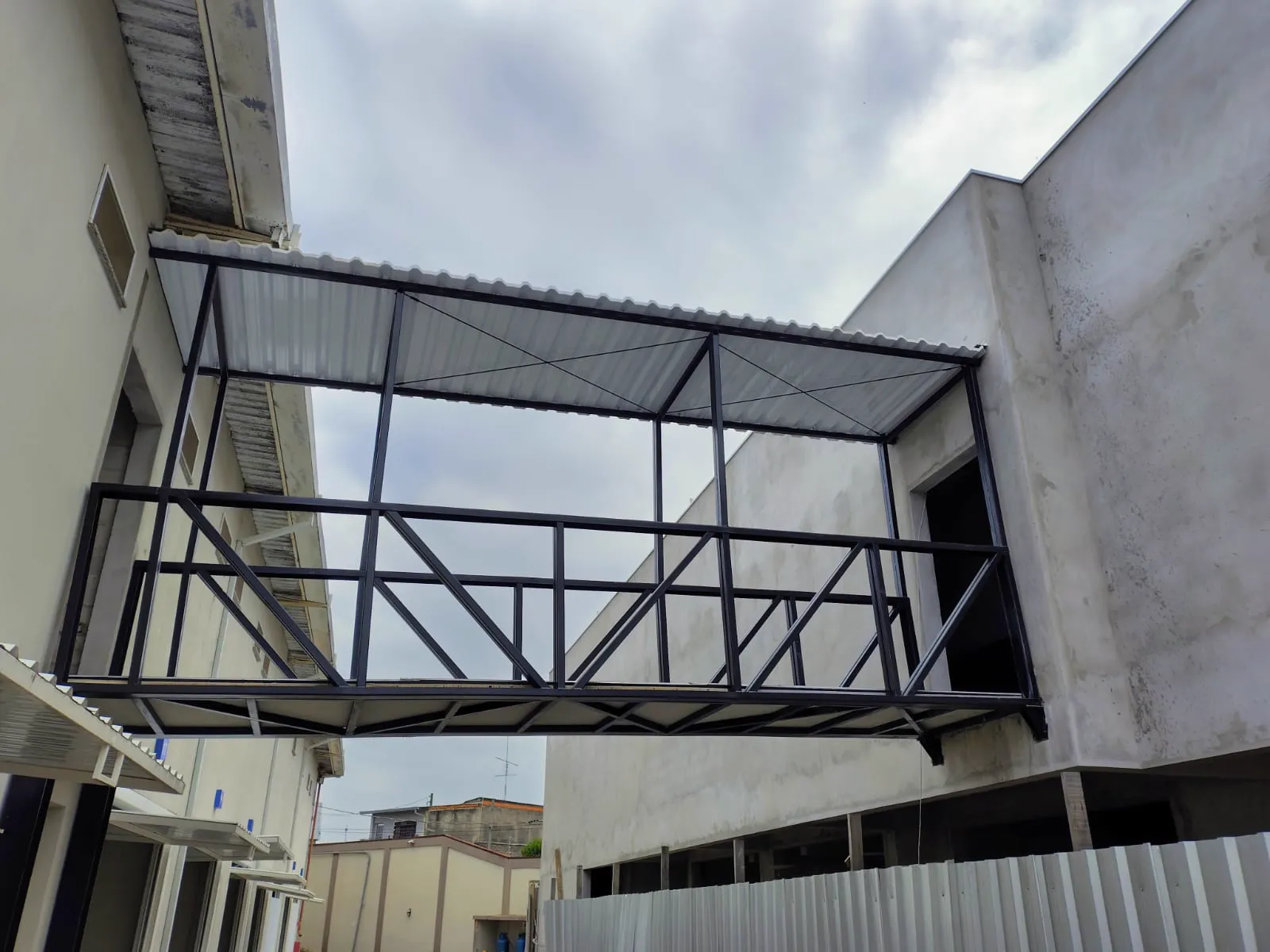 Estrutura metálica de passarela entre duas edificações