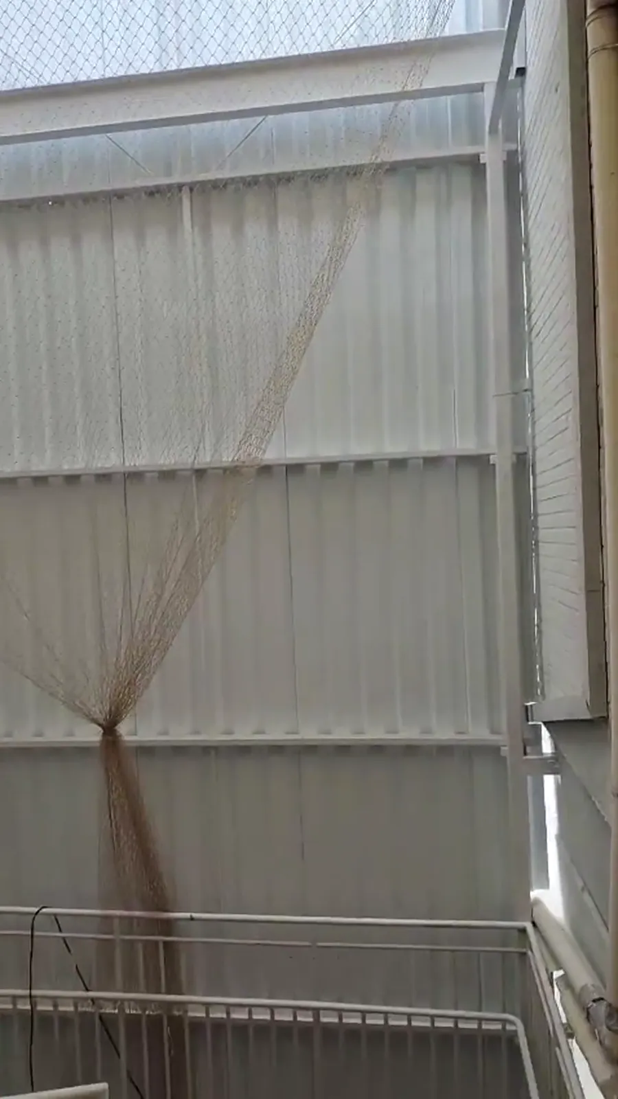 Capa do vídeo de estrutura metálica para elevador